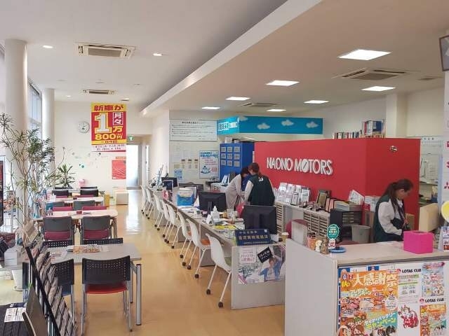 「直野モータースは、店内も広々♪」