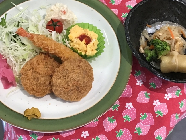 「本日のAランチは ヒレカツとエビフライです。」