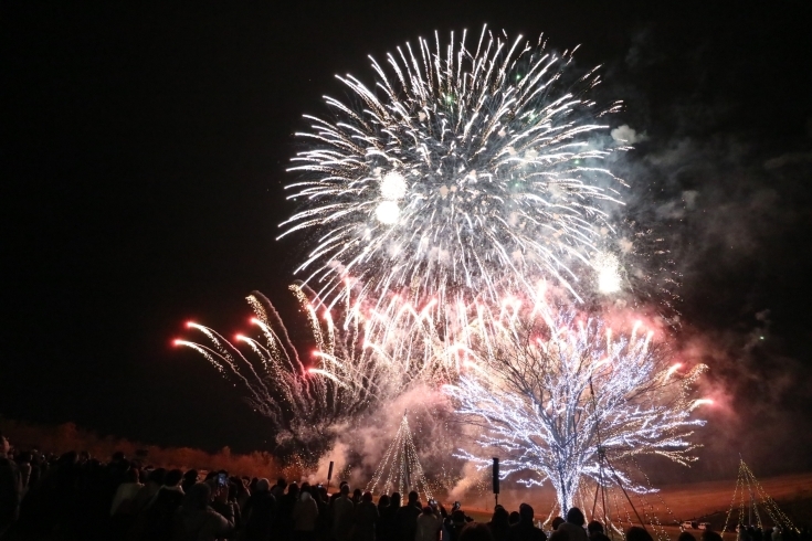 「冬の夜空に、打ち上げ開始でございます！」