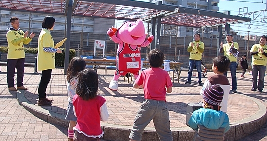 挨拶代わりに得意のダンスを披露！