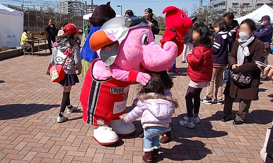 来場者と遊ぶジャンボくん。後ろに少し見えているのは、千葉県マスコットキャラクター「チーバくん」と、ふなばし産品ブランドPRキャラクター「目利き番頭　船えもん」です。