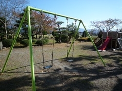 「春日公園」遊具も設置されている町の公園で、元気に遊ぼう！