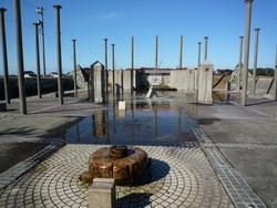 「扇状地湧水公苑」県道沿いにある噴水や湧水施設のある公園です