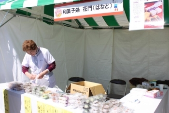 [和菓子処　花門]<br>全国和菓子博覧会で名誉総裁賞を受賞した「もなか一輪」をはじめ、心をこめた手作り和菓子を販売。