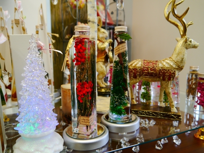 「クリスマスツリーをちっちゃな瓶に詰め込んだハーバリウムのご紹介です✨」