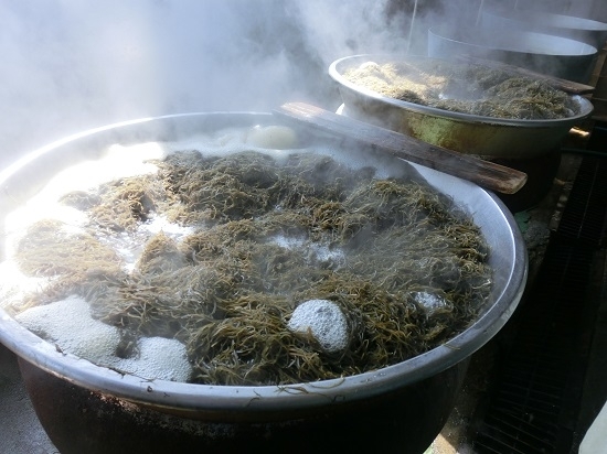 朝ごはん、おにぎりの具材でお馴染みの「昆布の佃煮」大釜で炊き上げます。