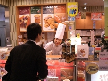 チャリンコIの後頭部。
なぜか先日のイタリア旅行で一緒だった人が店でお菓子をつくっていて、偶然の再会。ロマンスは生まれるのか？