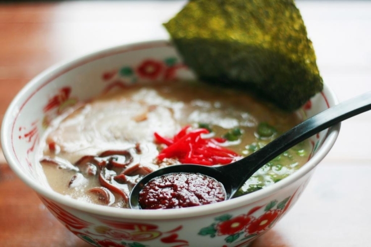 「秘伝！辛味噌を溶かしながらお召し上がり下さい。とんこつラーメン【佐賀・れんげ】」