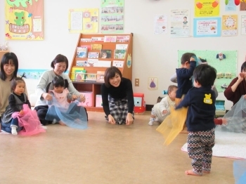 ひらひらハンカチをつかって・・・<br>「♪上から下から大風来い･･･♪」