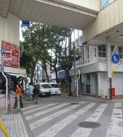 サンライズなはから神里原通りを見ています。左手の歴史ある建物が「丸國マーケット」。この神里原通りは中心商店街で唯一Googleのストリートビューが通っています！