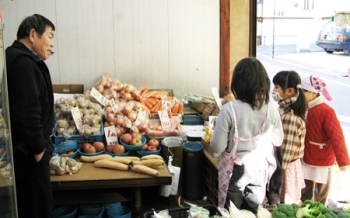 八百屋さんで買い物をする子どもたち