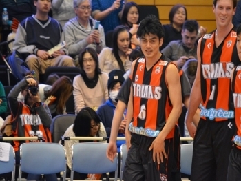 チームメイトと共に笑顔で入場する永山選手。