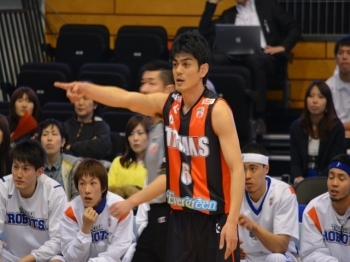 試合中に、指示を出す永山選手。