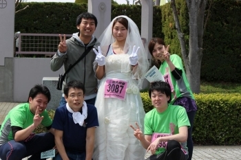 松戸市から参加の女性ランナー。2週間後に結婚するお二人。ウェディング姿は花婿さんには内緒でした。お幸せに！