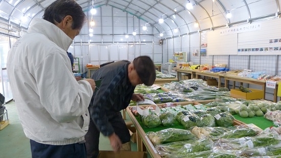 代表理事の磯山茂男（いそやま　しげお）さん、理事の磯山信也（いそやま　しんや）さん自ら陳列台へ…（^O^）／　朝は大忙しです♪♪