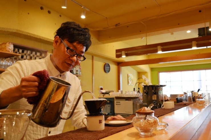 丁寧に珈琲を淹れるオーナーの寺田さん。温厚で気さくな人柄に引き寄せられるようにお客様が店に集まります。