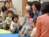 子どもたちは、お話に夢中♪<br>「あおむしさん、いっぱい食べてるね」