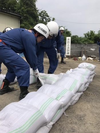 簡易堤防の設営の様子です。