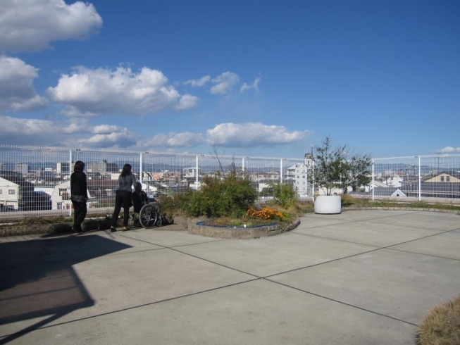「ぽかぽか陽気に包まれて・・・(^O^)　　 高住センターから、屋上に出ると生駒山系を見ることのできる眺望の素晴らしい老人ホーム見学情報です。」