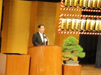 受賞者にお祝いの言葉を述べる阿部孝夫川崎市長