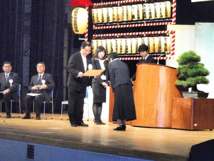 阿部孝夫川崎市長から表彰状と記念品が授与されました。