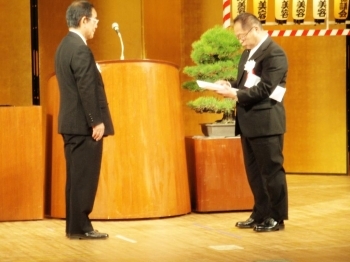 技能功労者表彰受賞者のガラス職、石山正春さんがお礼の言葉を。