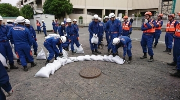 マンホール噴出防止工法の様子です。