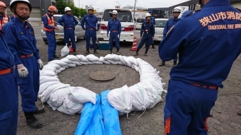 あふれた水をシートの方に排出口を作ります<br>これでマンホール噴出防止工法の完成です。