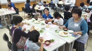 食事は大人も子どもも笑顔をつくる場に！