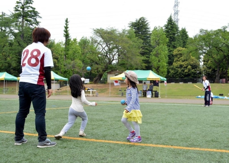 体験会には家族連れの方もいて、小さな女の子も参加していました♪<br>早稲田大学、中央大学にはクリケットのサークルがあるようで、女子学生も来ていました。<br>いろんな人が一緒になって楽しめるスポーツなんですね♪