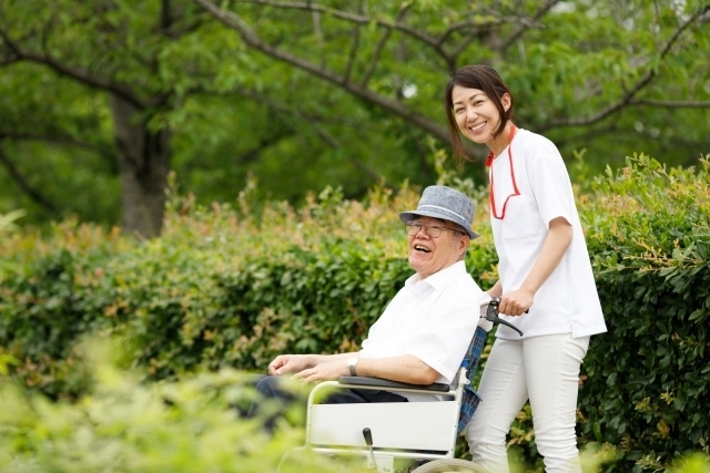 「入居者・職員募集中！特別養護老人ホーム「れんげそう」です。」