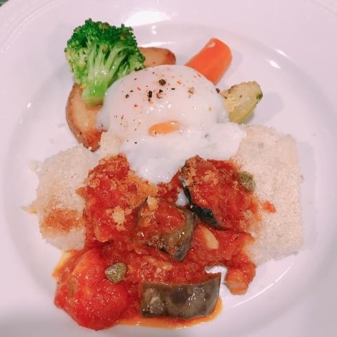 「本日の日替わりランチは、カレイのポワレ 茄子と松の実のフレッシュトマトソースです。」