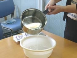 湯沸しポットは2リットルまでなので、あと1リットルはお鍋で。<br>
