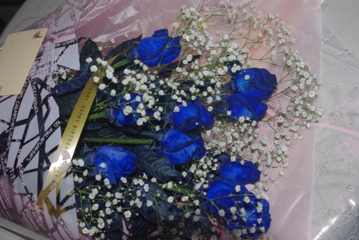 「青いバラの花束」