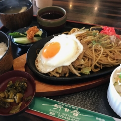 お腹いっぱいになりませんか♪　大人気の焼そば定食♪