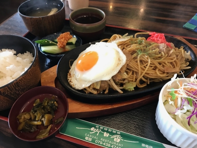 「お腹いっぱいになりませんか♪　大人気の焼そば定食♪」