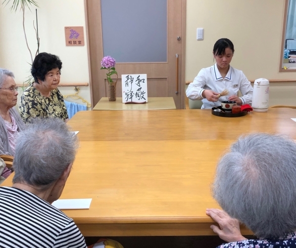 「新居浜商業高校の茶道部の生徒さんがおもてなしをしてくれました。」