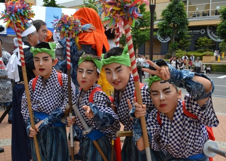 『中神熊野神社祭礼獅子舞保存会』<br>この子たちは５年生以下なので棒使い。<br>６年生になると獅子舞も担当するようになるんだって。<br>今日は大技をしないから！と言いつつ、少し緊張気味の様子。<br>ポーズはばっちり決めてくれました♪