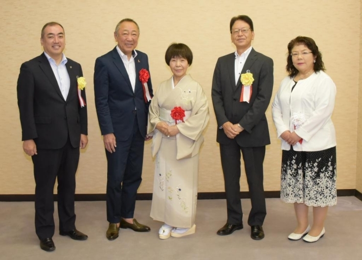 左から小谷野市長、渡邉氏、小川氏、向野教育長、笠松市民会議会長（2019年6月29日、市民会館にて撮影）<br>