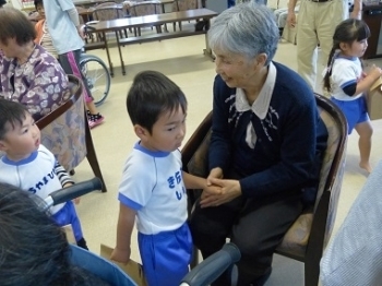 園児たちがおじちゃん、おばあちゃんへ握手のプレゼント（^O^）