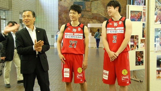 左から、松戸徹船橋市長、石井講祐選手、星野拓海選手