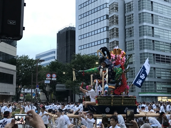 「夏の始まり　山笠追い山　へ」