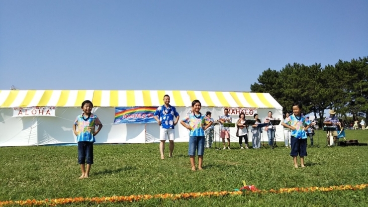 「ウクレレと男の子のフラダンス @葛西臨海公園  フラダンス ウクレレ メンバー募集 市川市 南行徳 船橋市 江戸川区 初心者ok お子様連れok 」