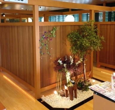 90席以上ある広い店内は、個室風にそれぞれ仕切られています。<br>日本庭園を思わせる落ち着いた雰囲気の明るい店内でゆっくりお食事が楽しめます。