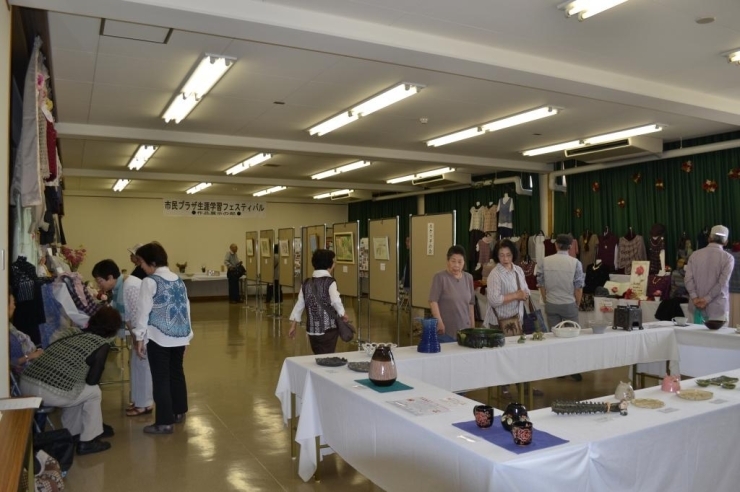 展示が行われた2階集会室では、陶器・陶芸・木工・水彩画・絵画・手編み作品などなど多くの作品が展示され来場者は作品を見て賑やかに会話されていました。
