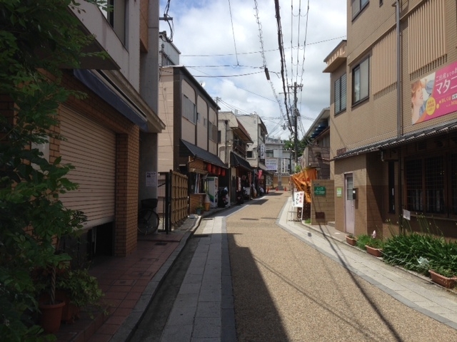 中山観音駅の北口から北を向いた風景です。<br>