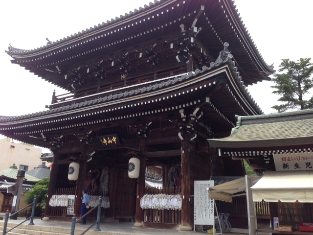 店を通り過ぎて、左に曲がればすぐに中山寺の門です。