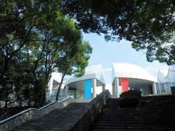 「広島市現代美術館」緑豊かな比治山公園に位置する、現代美術を専門とした美術館。