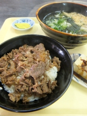 肉めし定食　690円（肉めし、うどん、小鉢、香物）を注文！<br>肉めし＝牛丼です。