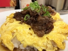 辛くない激辛商店街を食す　ちどりの大悟が絶賛する牛肉玉子飯